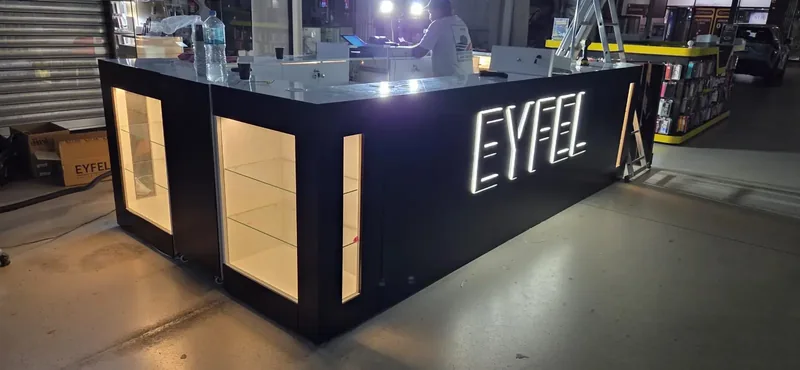 Insulă comercială cu vitrine iluminate