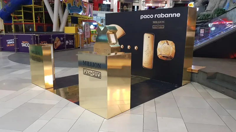 Stand expozițional cu podiumuri de expunere