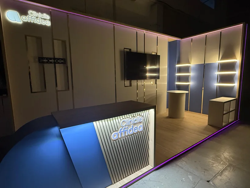 Stand expozițional cu mobilier și iluminare integrată